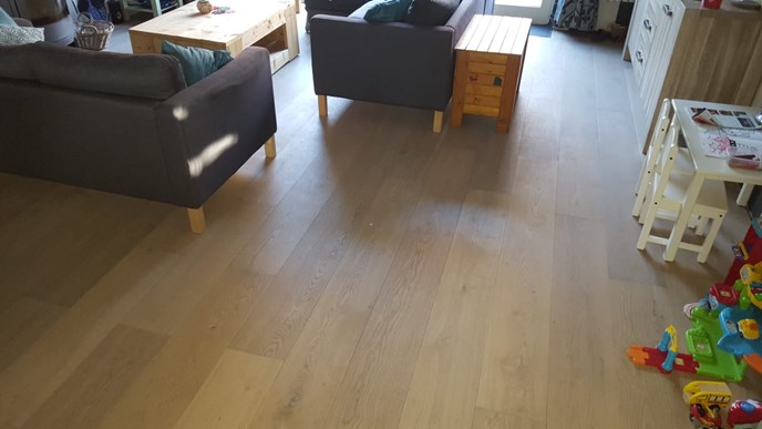 Eiken lamelparket gerookt & wit geolied.
14mm dik en 235mm breed.
Afgwerkt met Osmo 3062 mat.
Fam. Dijkstra uit Lelystad. Eiken lamelparket gerookt & wit geolied.
14mm dik en 235mm breed.
Afgwerkt met Osmo 3062 mat.
Fam. Dijkstra uit Lelystad.